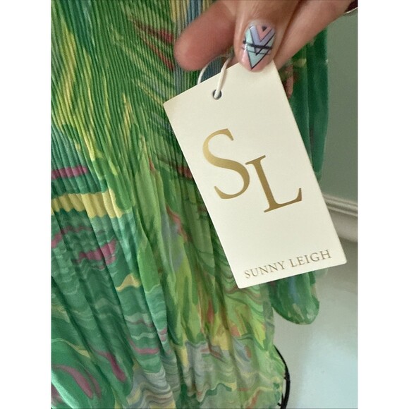 Sunny Leigh Blouse Green Pink 1X Crinkle Pattern Key Hole Flowy Top Tropical - Picture 5 of 8